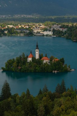 BLED, Slovenya - Ağustos 2022. Slovenya 'da Bled Gölü' nün İHA resmi 