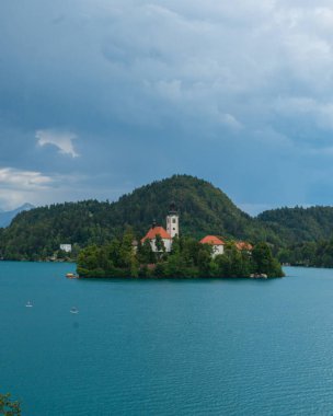 BLED, Slovenya - Ağustos 2022. Slovenya 'da Bled Gölü' nün İHA resmi 