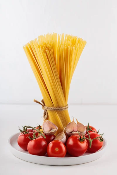 Sul Tavolo Mazzo Spaghetti Crudi Legati Con Dei Cavalletti Corda — Foto Stock