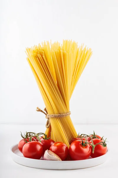 Sul Tavolo Mazzo Spaghetti Crudi Legati Con Dei Cavalletti Corda — Foto Stock
