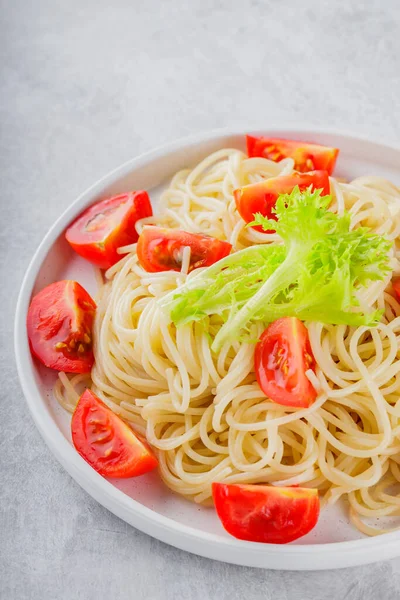 Спагетті Свіжими Вишневими Помідорами Білій Тарілці Варена Паста Спагетті Овочами — стокове фото