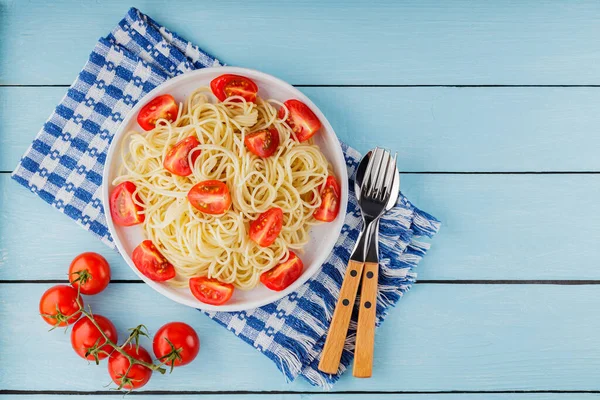 Espaguete Tomates Cereja Frescos Uma Mesa Madeira Prato Espaguete Italiano — Fotografia de Stock