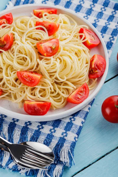 Spaghetti Pomodorini Freschi Tavolo Legno Piatto Spaghetti Italiani Tovagliolo Lino — Foto Stock