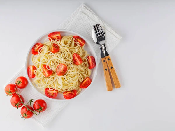 Spaghetti Con Pomodorini Posate Fondo Bianco Spaghetti Pomodori Rossi Tovagliolo — Foto Stock