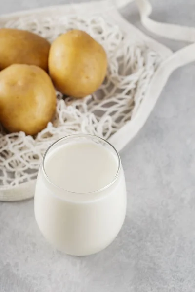 Potatismjölk Och Potatis Nätpåse Växtbaserad Mjölkersättning Och Laktosfri Vegetabilisk Mjölk — Stockfoto