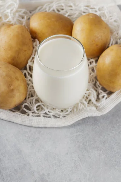 Mleko Ziemniaczane Surowe Ziemniaki Worku Siatki Produkt Mlekozastępczy Pochodzenia Roślinnego — Zdjęcie stockowe