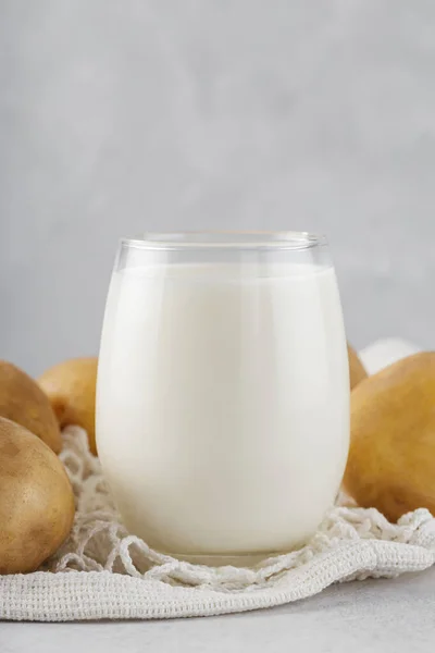 고구마 우유와 감자를 넣는다 식물은 대용품 유당을 무료로 배경에는 우유가 — 스톡 사진