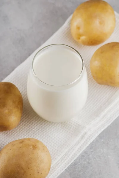Aardappelmelk Alternatieve Niet Zuiveldrank Lactosevrije Melk Rauwe Aardappelen Een Grijze — Stockfoto