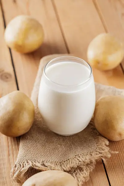 Vegane Kartoffelmilch Glas Und Kartoffeln Auf Einem Holztisch Milchaustauscher Auf — Stockfoto