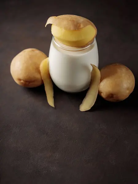 Aardappelmelk Glas Aardappelschillen Lactosevrije Plantaardige Melk Rauwe Aardappelen Een Donkere — Stockfoto