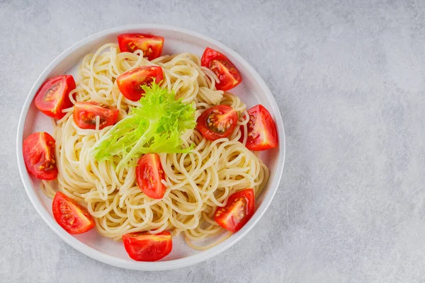 Spaghetti Cotti Con Pomodorini Freschi Piatto Bianco Spaghetti Con Verdure — Foto Stock