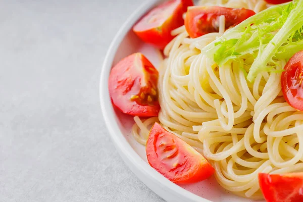 Spaghetti Cotti Con Pomodorini Freschi Piatto Bianco Spaghetti Con Verdure — Foto Stock