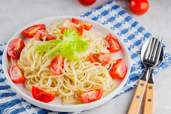 Spaghetti Con Pomodorini Freschi Piatto Bianco Spaghetti Posate Fondo Grigio — Foto Stock