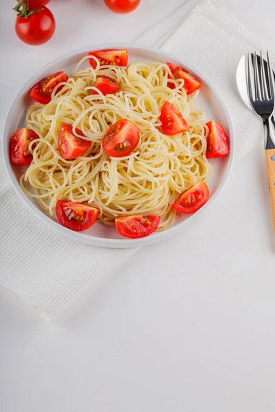 Спагетті Вишневими Помідорами Столовими Приборами Білому Тлі Паста Спагетті Червоні — стокове фото
