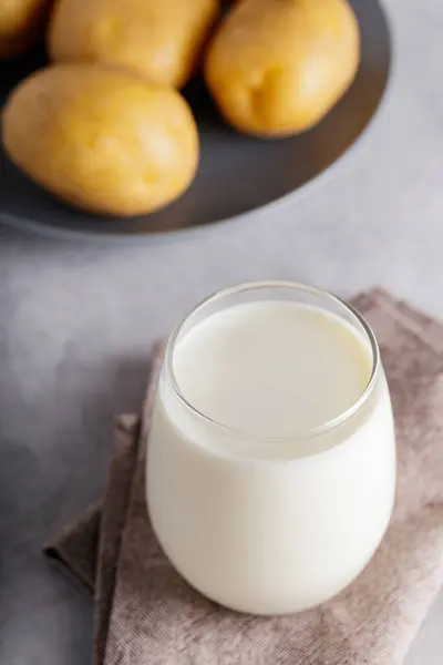 用透明的杯子替代土豆牛奶 以植物为基础的牛奶替代品 无乳糖 非乳制品概念 — 图库照片