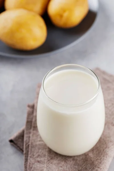 Alternatywne Mleko Ziemniaczane Przezroczystej Szklance Produkt Mlekozastępczy Pochodzenia Roślinnego Wolny — Zdjęcie stockowe