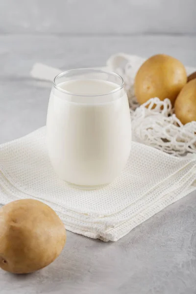 Mleko Ziemniaczane Surowe Ziemniaki Worku Siatki Produkt Mlekozastępczy Pochodzenia Roślinnego — Zdjęcie stockowe