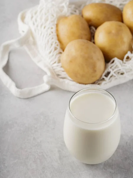 우유와 생감자가 식물은 대용품 유당을 무료로 식물성 우유와 — 스톡 사진