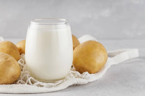 Mleko Ziemniaczane Ziemniaki Siatce Produkt Mlekozastępczy Pochodzenia Roślinnego Wolny Laktozy — Zdjęcie stockowe