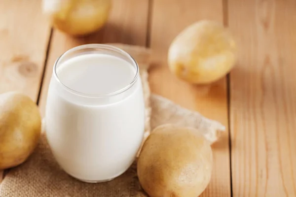 Vegansk Potatismjölk Glas Och Potatis Träbord Växtbaserad Mjölkersättning Och Laktosfri — Stockfoto