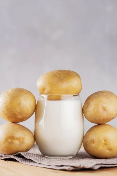 Aardappelmelk Rauwe Aardappel Een Linnen Servet Alternatieve Niet Zuivel Drank — Stockfoto