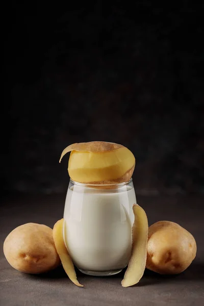 Mleko Ziemniaczane Szklanych Skórkach Ziemniakach Mleko Warzywne Wolne Laktozy Surowe — Zdjęcie stockowe