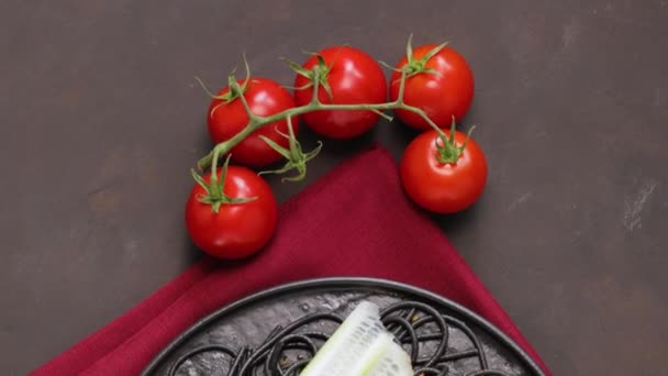Черные Спагетти Овощами Черной Тарелке Готовые Черные Спагетти Чернилами Каракатицы — стоковое видео