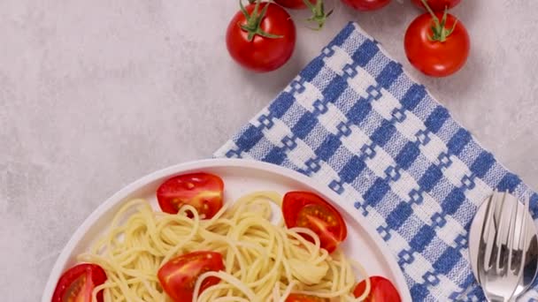 Spaghetti Med Färska Körsbärstomater Vit Tallrik Spaghetti Pasta Och Bestick — Stockvideo