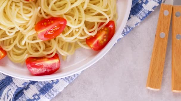 Špagety Čerstvými Cherry Rajčaty Bílém Talíři Špagety Těstoviny Příbory Šedém — Stock video