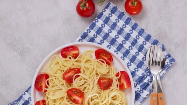 Špagety Čerstvými Cherry Rajčaty Bílém Talíři Špagety Těstoviny Příbory Šedém — Stock video