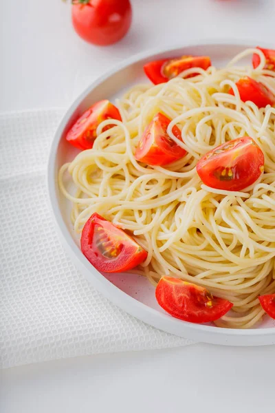 Спагетті Свіжими Вишневими Помідорами Білій Тарілці Італійська Макарони Червоні Помідори — стокове фото