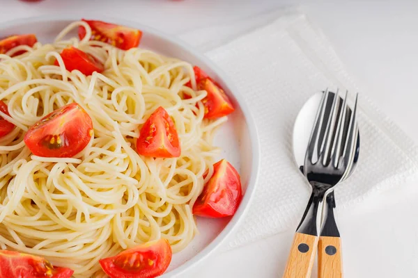 Спагетті Свіжими Вишневими Помідорами Білій Тарілці Італійська Макарони Червоні Помідори — стокове фото