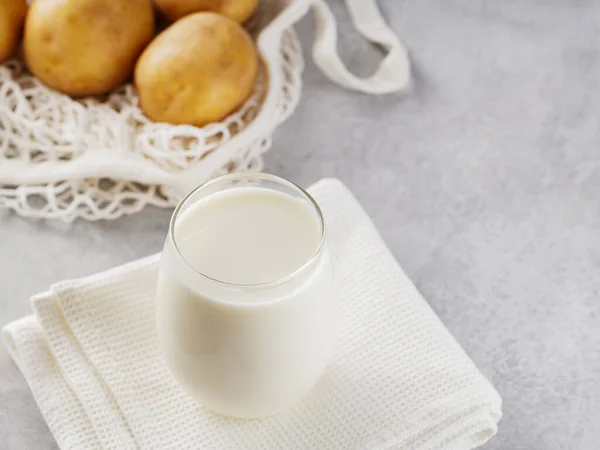 Aardappelmelk Rauwe Aardappelen Een Maaszak Alternatieve Niet Zuivel Drank Ingrediënten — Stockfoto