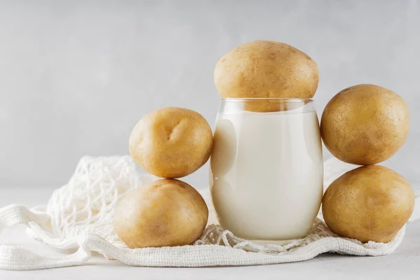 유리와 감자로 유제품이 음료와 밀봉을 수있다 우유와 — 스톡 사진