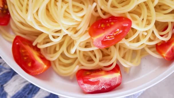 토마토 슬라이스가 스파게티 이탈리아 파스타와 토마토를 접시에 놓습니다 휴대용 — 비디오