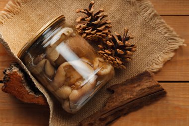 Kırsal ahşap masada turşulu mantar. Cam kavanozda ev yapımı reçeller. Boşluğu kopyala