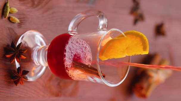 Wlewanie Grzanego Wina Szklanki Cynamonem Plasterkiem Pomarańczy Świąteczne Grzane Wino — Wideo stockowe