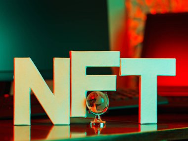 Neon ışıkla yazılmış NFT yazıtları. İş yerinde NFT harfleri ve parlak yumurtalar. Yaratıcı konsept NFT eğilimi