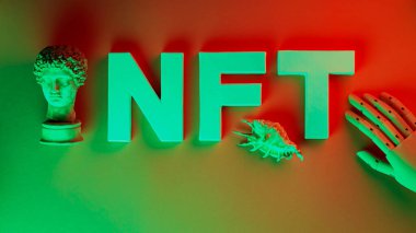 Gradyan turuncu-yeşil arkaplan üzerine NFT yazıtları. Finansal olmayan Token, alçı büstü ve yapay el. Gerçeküstü kripto sanat konsepti
