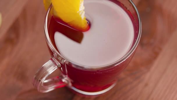 Ein Glas Glühwein Mit Orangenscheibe Glühwein Und Zutaten Auf Einem — Stockvideo