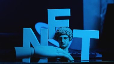 NFT (İade edilemez Token) ve yapay kol. NFT yazıtları ve çok renkli neon ışıkta antik Yunan heykelleri. Neon rengi hareket ediyor. Statik çekim