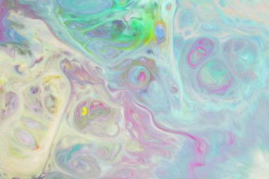 Soyut gradyan çok renkli arkaplan. Su yüzeyinde renkli lekeler var. Sıvı Sanat