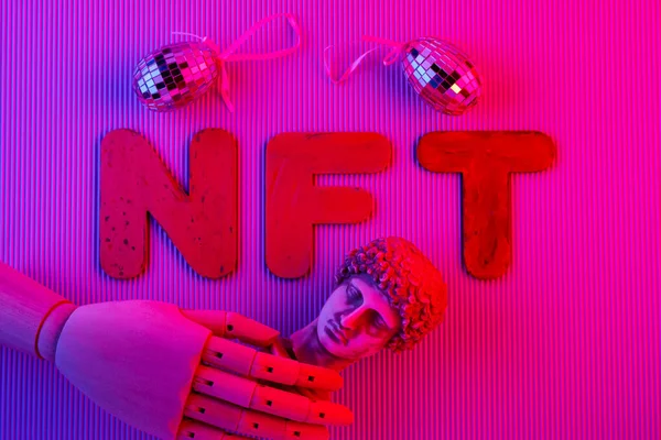 Pembe neon ışıkta NFT sembolü soyut konsept. Finansal olmayan jeton, antika heykel, yapay el ve ayna yumurtaları. Şifreleme Sanatı