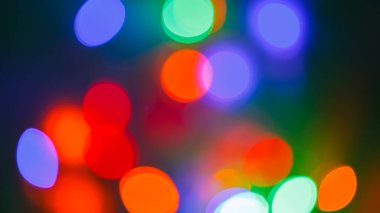Renkli yılbaşı ve yılbaşı ışıklarının Bokeh arka planı. Yumuşak odak