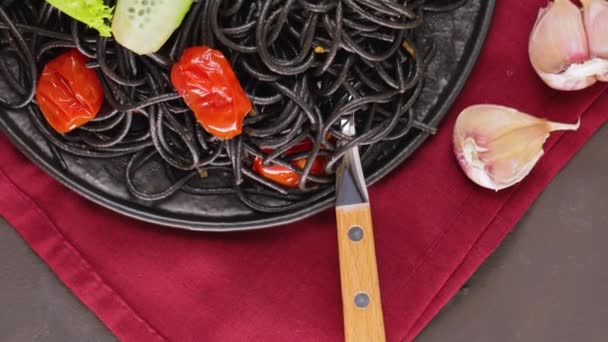 Černé Špagety Zeleninou Černém Talíři Uvařené Černé Špagety Inkoustem Sépie — Stock video