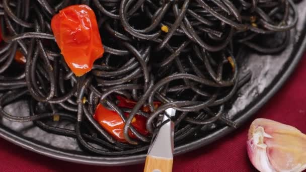 Spaghete Negre Legume Farfurie Neagră Paste Negre Gătite Spaghete Cerneală — Videoclip de stoc