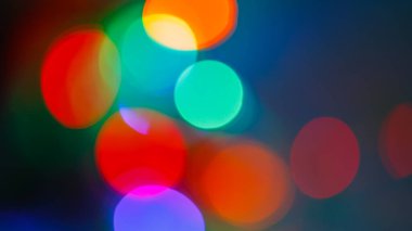 Renkli yılbaşı ve yılbaşı ışıklarının Bokeh arka planı. Yumuşak odak