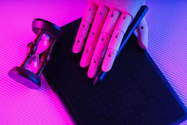 Yapay zeka, grafik tabletinde dijital içerik yaratır. Yapay el kalemi tutuyor. Zaman ve dijital içerik kavramı