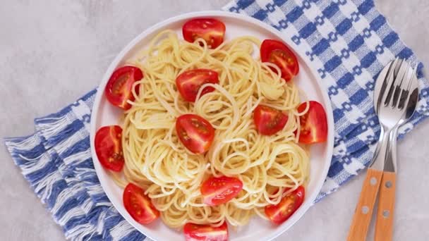 意大利面 白盘上有新鲜的樱桃西红柿 意大利面 意大利面和灰色背景的餐具 放大放大 — 图库视频影像