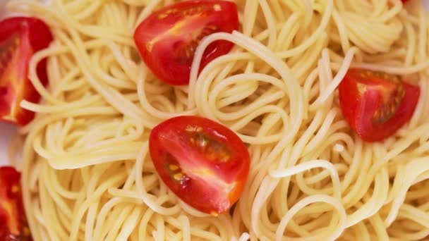 Prato Espaguete Com Fatias Tomate Cereja Macarrão Italiano Tomates Vermelhos — Vídeo de Stock